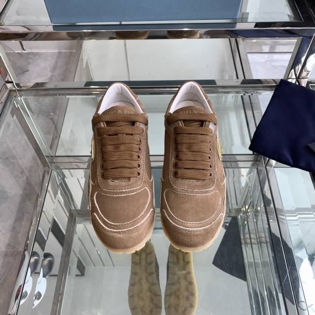 皮里 毛里 Prada 普拉达2024Ss 秋冬新款德训鞋 休闲鞋 这款牛筋底上脚非常舒适，今年非常火爆， 面料：鞋面进口麂皮 羊皮内里 羊毛里 原版tpu橡胶